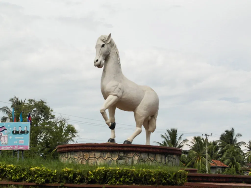 सफेद घोड़े की मूर्ति